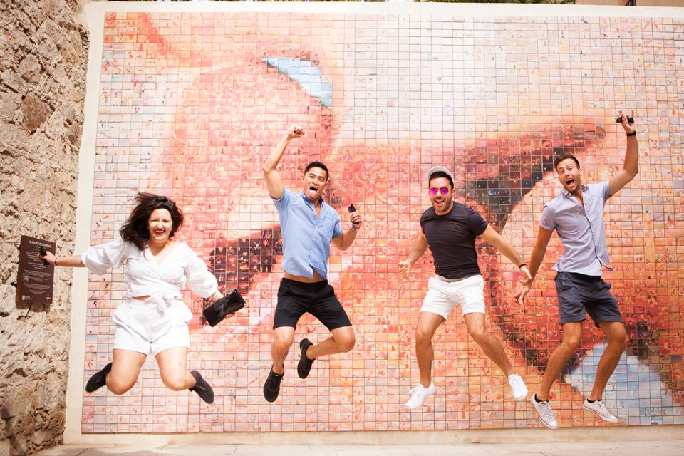 ✅ Barcelona: Photoshoot Tour Old Town - Pose coaching that makes even awkward people look good