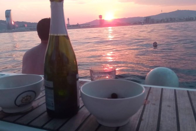 1h Refreshing Sailing Tour in Barcelona with Open Bar & Snacks - Small group comfort and family-friendly details