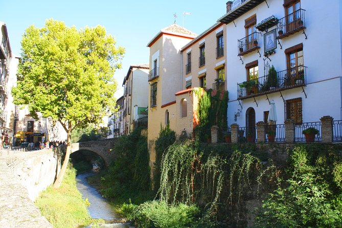 Albayzin and Sacromonte Guided Walking Tour in Granada - Starting at Plaza Isabel la Católica: Granada’s Useful First Landmark