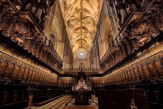 Alcazar, Cathedral and Giralda Guided Tour with Priority Tickets - Royal Alcázar: why the palace still feels alive