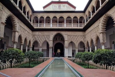 Alcázar of Seville. Skip the line! Includes access ticket - Plaza del Triunfo start: the Jewish quarter viewpoint and the Immaculate Conception