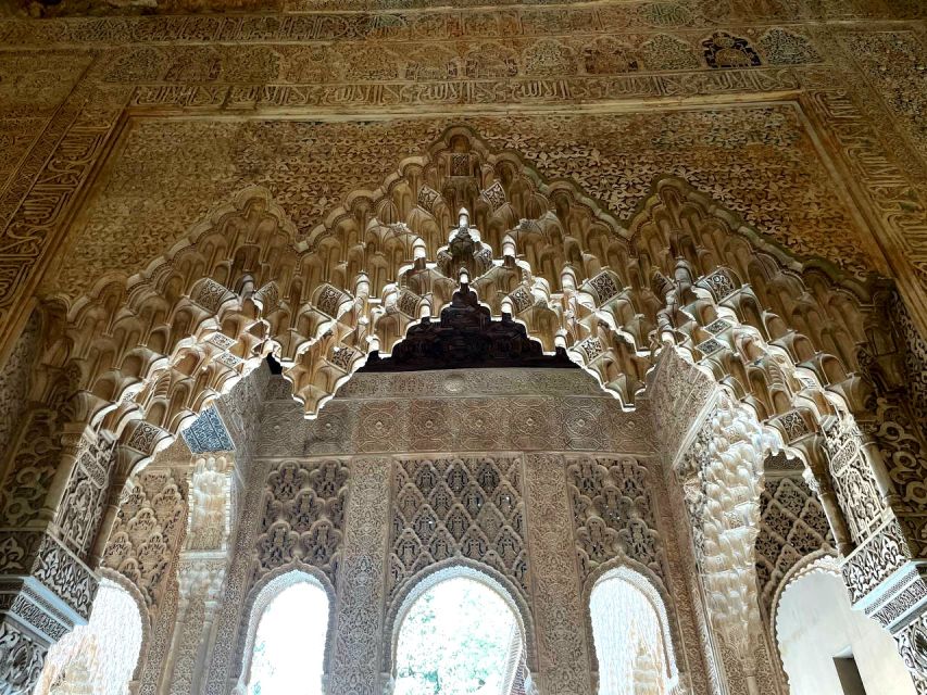 Alhambra and Nasrid Palaces Guided Tour with Tickets - Generalife Gardens: Court Escape and Big Views over Granada