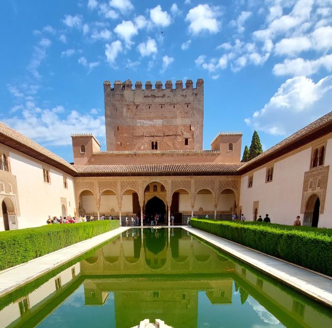 Alhambra and Nasrid Palaces Guided Tour with Tickets - Alcazaba of Alhambra: Fortress Thinking, Ruin-Imagining