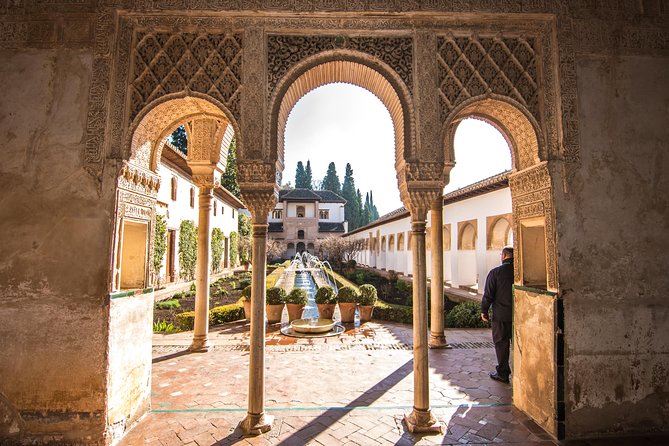 Alhambra and Nasrid Palaces Private Sensory Tour - Stop 3 at Generalife: 20 minutes of garden calm