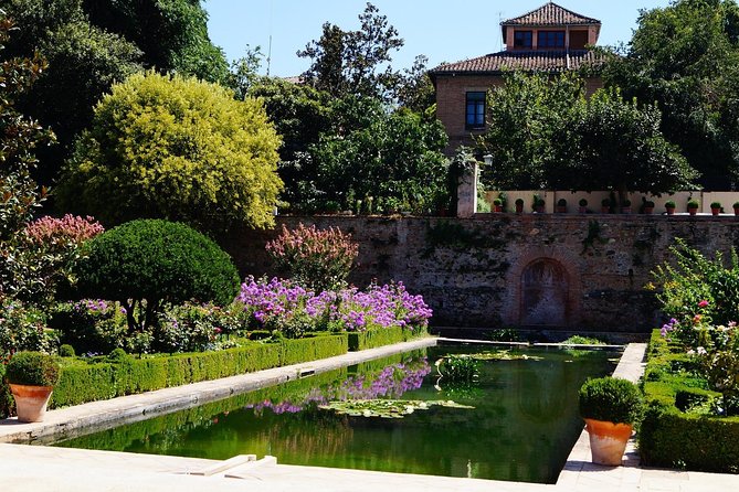 Alhambra Complete: Ticket Skip-the-Line Nasrid Palace and Generalife with Guide - Nasrid Palaces (Comares and the Lions): the main event
