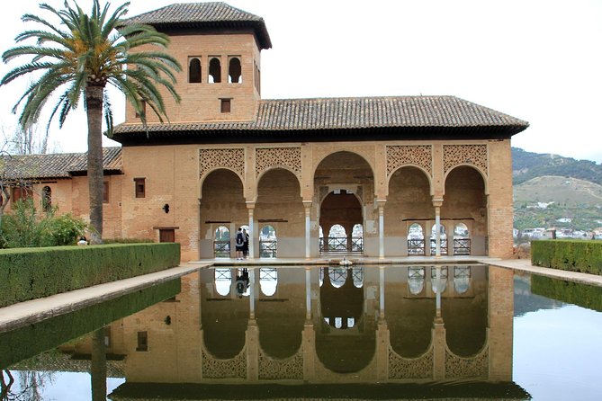Alhambra Complete: Ticket Skip-the-Line Nasrid Palace and Generalife with Guide - Generalife: royal retreat, gardens, and orchard logic
