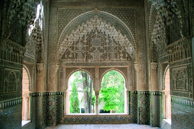 Alhambra Complete: Ticket Skip-the-Line Nasrid Palace and Generalife with Guide - El Partal: quieter ruins and the north palace remains