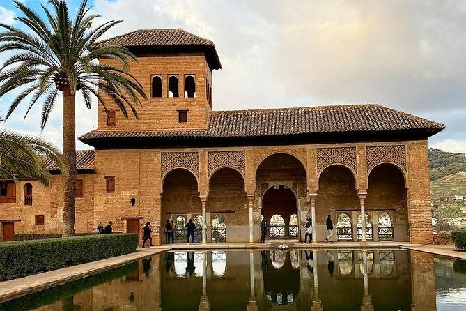 Alhambra Experience – Explore Nasrid Palaces & Generalife Gardens - Entering the Alhambra complex: scale, access, and what you’ll actually see