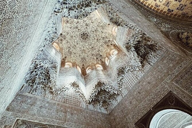 Alhambra Experience – Explore Nasrid Palaces & Generalife Gardens - Nasrid Palaces timed entry: the highlight that lives and dies by your time slot