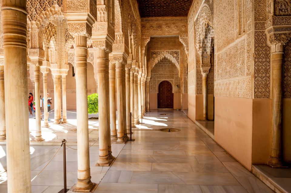 Alhambra & Generalife Tour including Transport & Admission - Priority Entry Into the Nasrid Palaces: What to Focus On