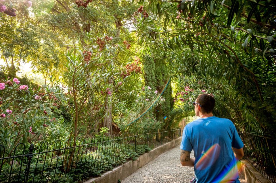 Alhambra & Generalife Tour including Transport & Admission - Generalife Gardens: The Sultan’s Summer Palace Moment
