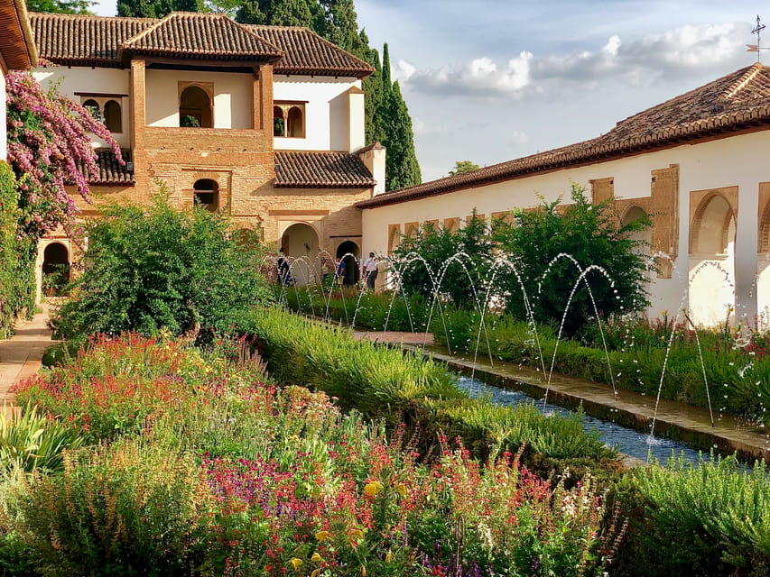 Alhambra: Guided Private Tour with Fast-Track Entry - El Partal: a quieter breath within the gardens