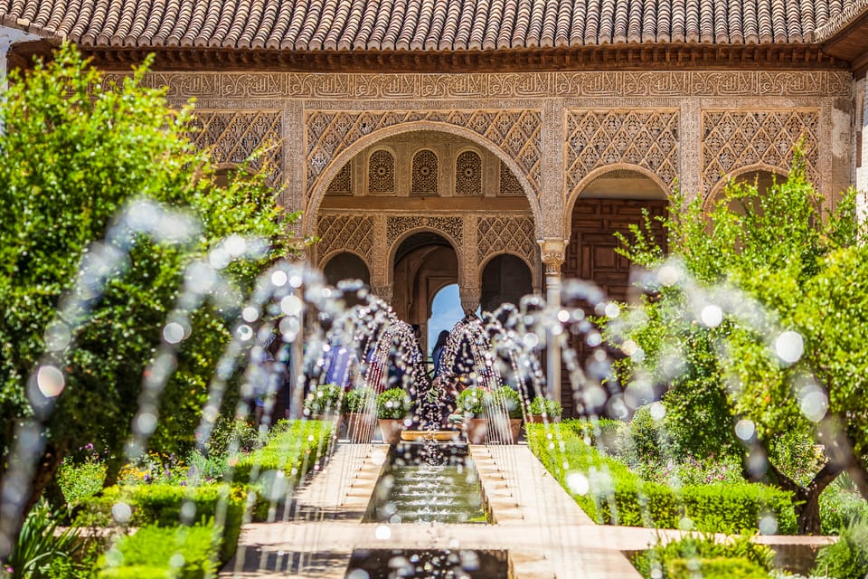 Alhambra: Guided Private Tour with Fast-Track Entry - Generalife: where palace life meets gardens