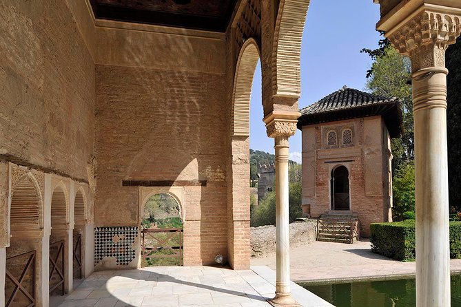 Alhambra Guided Tour & Albaicin Tour from Seville - Stop 2: Generalife—garden palace logic in 30 minutes