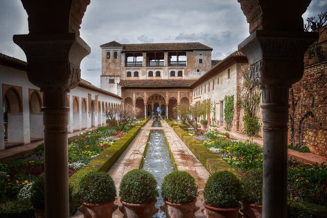 Alhambra Private Tour & Nazaries Palaces from Seville with Pickup - Generalife gardens: when the pace slows down