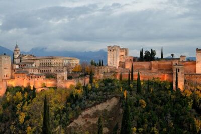 Alhambra: Skip-the-Line to Nasrid Palaces & Generalife - How the guided flow works once you’re inside