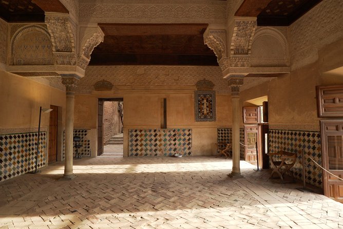 Alhambra: Small Group Tour with Local Guide & Admission - Who should book this (and who might not)
