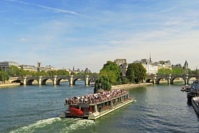Arc de Triomphe and Seine River Cruise - What to watch for on the water (so you don’t miss the best bits)
