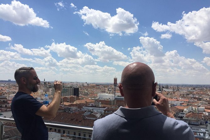 Architecture tour Gran Vía from its best rooftops 20thC - Stop 4: Edificio Carrión and the Schweppes neons near Plaza del Callao