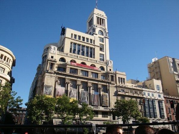 Architecture tour Gran Vía from its best rooftops 20thC - Stop 2: Museo Chicote’s Art Deco world (and its film-premiere vibe)