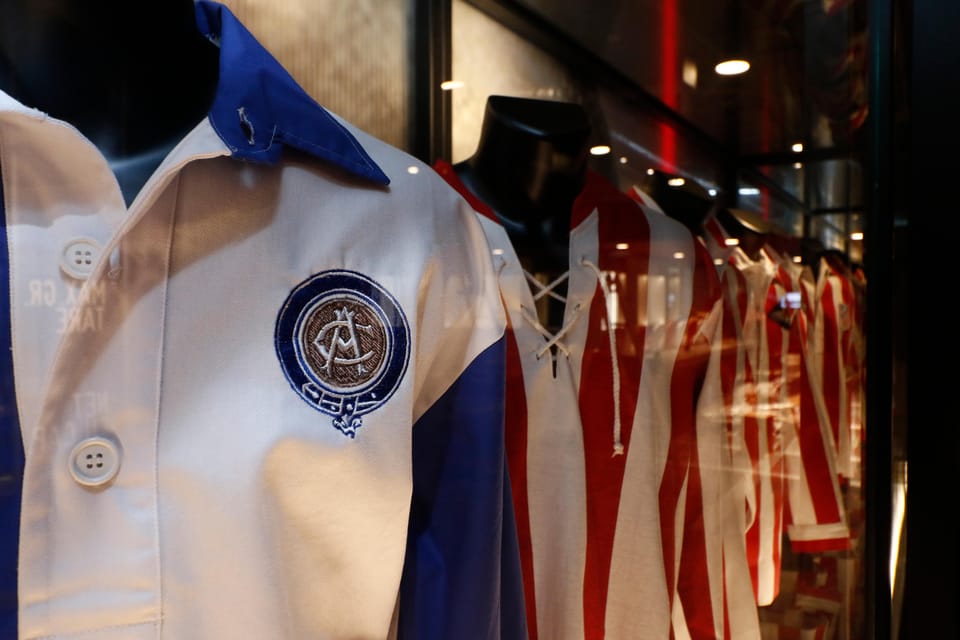 Atlético de Madrid: Guided Stadium Tour with Museum Entry - How the guide experience actually feels in practice (Spanish and English)