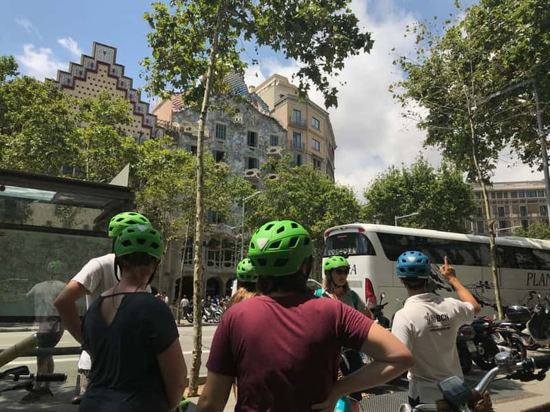 Barcelona: 1.5-Hour Sightseeing Tour by Bike/Electric Bike - Plaça Reial and Gaudí touches: small square, big personality