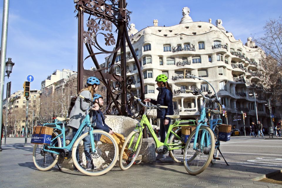 Barcelona: 2.5-Hour Bike or E-Bike Historical Tour - Sagrada Família at Street Level: Seeing the Spires Without the Full-Day Commitment