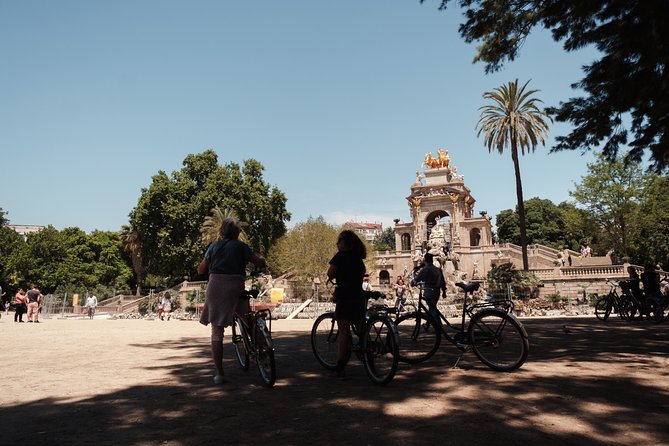 Barcelona 3-hour Bike or E-Bike Tour: Highlights and Hidden Gems - Arc de Triomf and Parc de la Ciutadella: when Barcelona lets you breathe