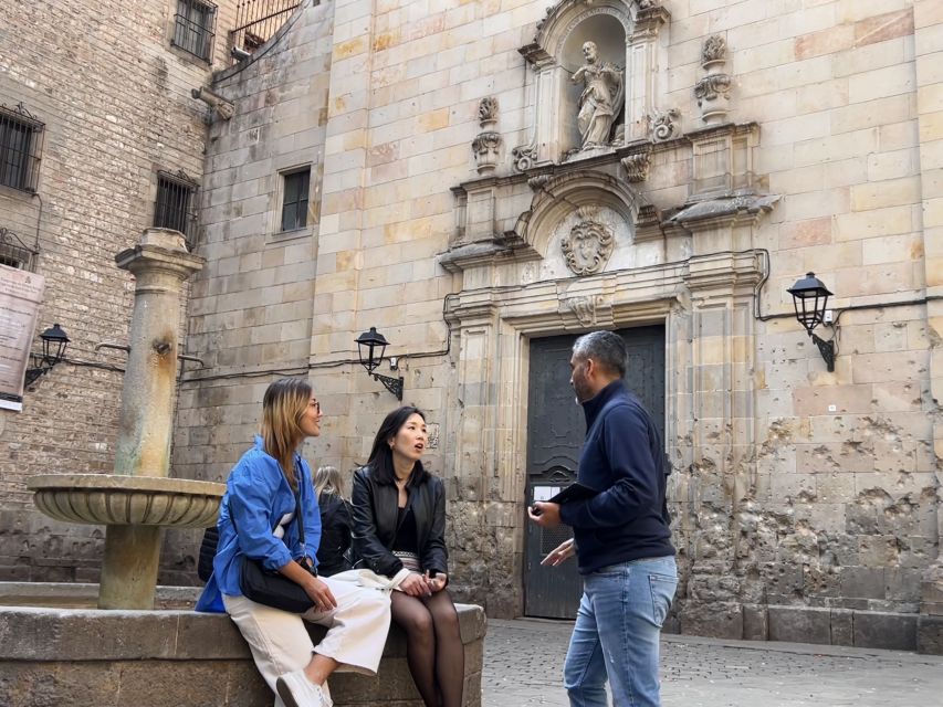 Barcelona: Barri Gotic Small Group Walking Tour - Plaça del Rei: From Pretty Stones to Political Power