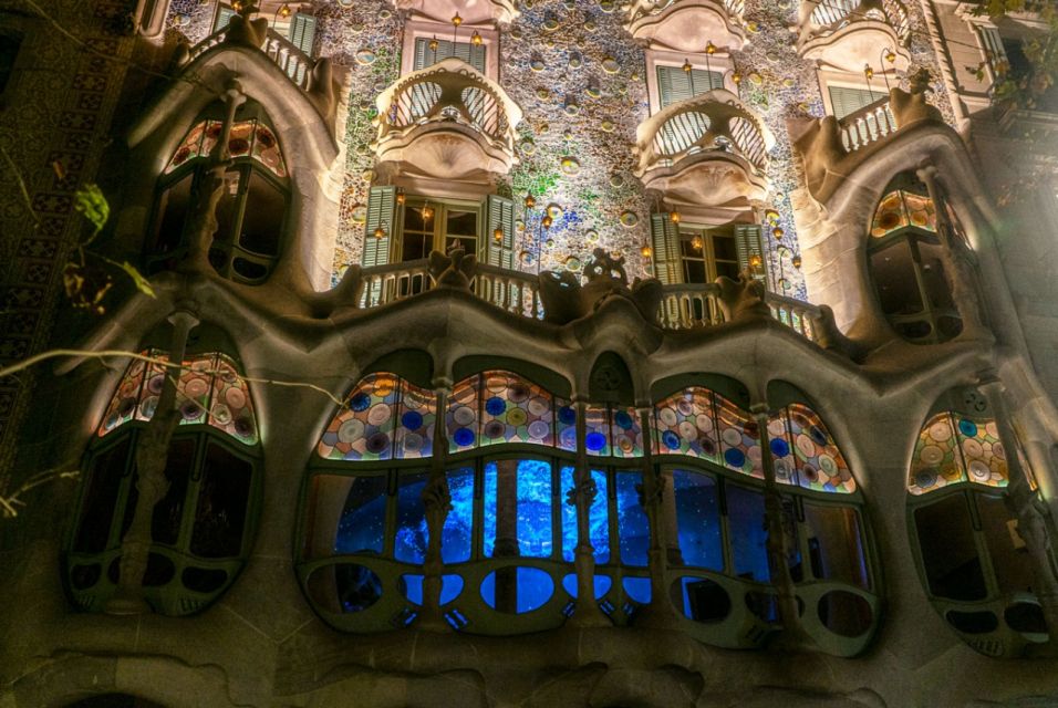 Barcelona: Casa Batlló 'A Winter Night' Experience - Gaudí Dome: the circular room of hundreds of screens