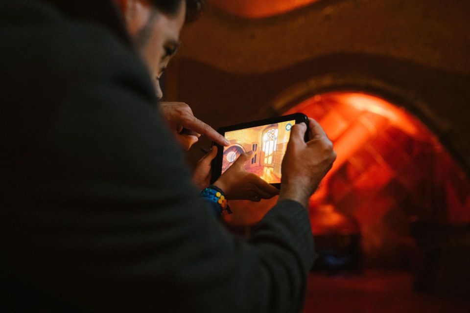 Barcelona: Casa Batlló 'A Winter Night' Experience - Concierge Room: seeing the original space through holiday lighting