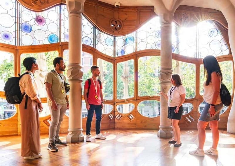 Barcelona: Casa Batlló Tour and Optional White Rabbit Museum - Meeting point and timing: plan your first five minutes carefully