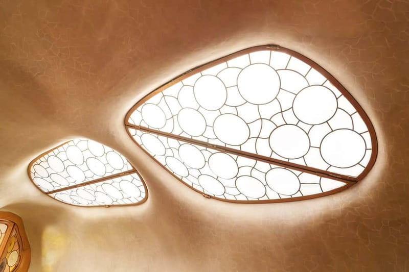 Barcelona: Casa Batlló Tour and Optional White Rabbit Museum - The guided walkthrough: façade drama, then real home-life