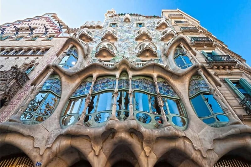 Barcelona: Casa Batlló Tour and Optional White Rabbit Museum - The dragon rooftop: where Gaudí treats details like a joke