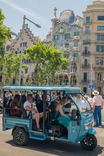 Barcelona: City Highlights Private Tuk-Tuk Tour - Arc de Triomf and the loop to Port Vell, Ciutadella Park, and the waterfront