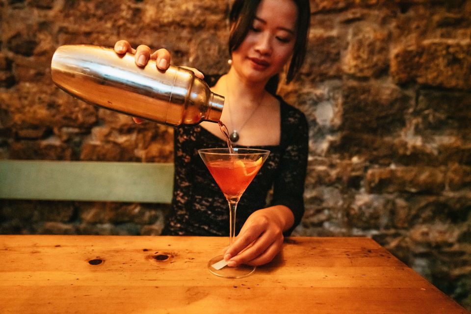 Barcelona: Cocktail Master Class by Mixologist with Tapas - Meeting the mixologist: technique plus stories that make it stick