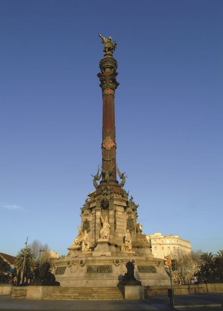 Barcelona: Columbus Monument - What happens at the monument: statues, then a tight lift to the deck