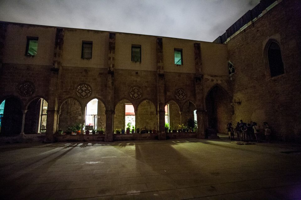Barcelona: Dark History Night Walking Tour - Meeting at Arc de Triomf and getting your bearings fast