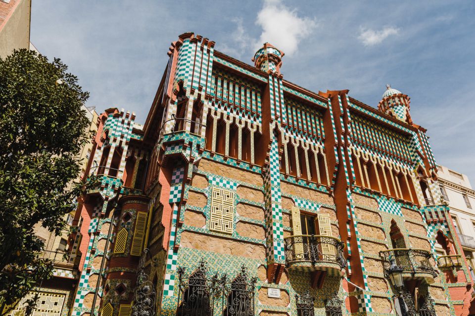 Barcelona: Discover Gaudí, Sagrada Familia, and Park Güell - Park Güell with skip-the-line: views plus guided meaning