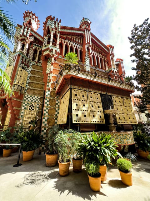 Barcelona: Discover Gaudí, Sagrada Familia, and Park Güell - The Sagrada Família late-in-the-day magic: light, museum, and tomb view