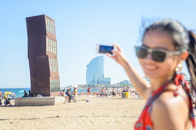 Barcelona e-Bike Tour: Gaudí & Old Town Small Group - Gaudí facades and the “competition of rich families” story