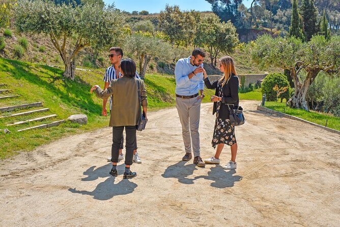 Barcelona eBike Beach Private Tour to Vineyards & Picnic - Starting in Ciutat Vella: Barri Gòtic energy, then straight to the sea