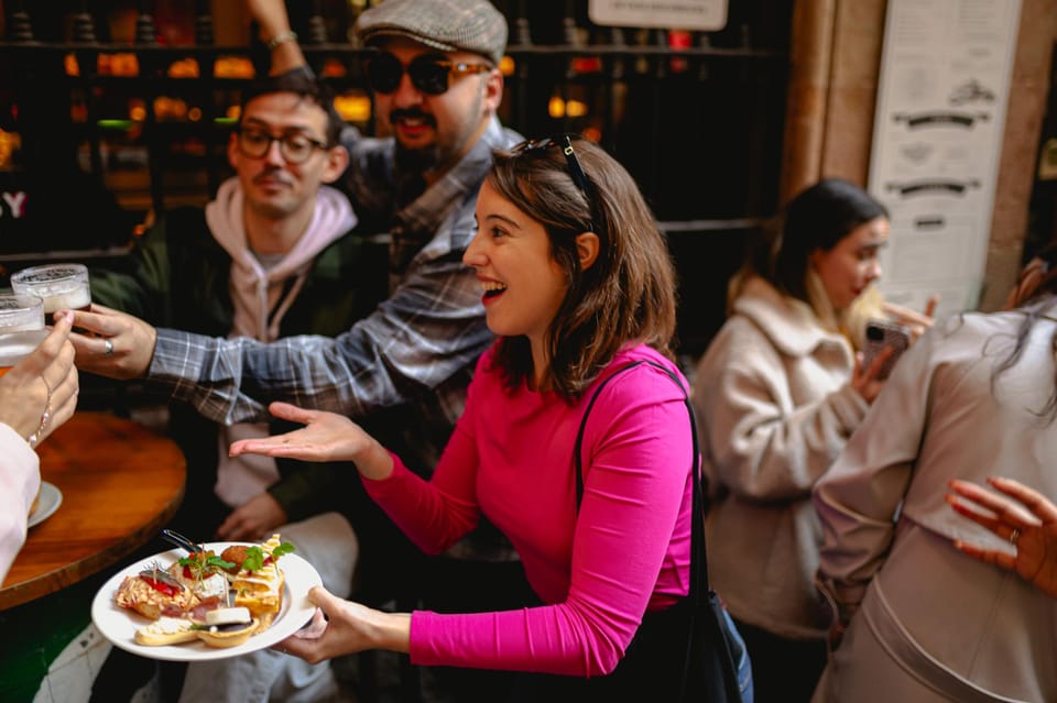 Barcelona: El Born Food Walking Tour with Tapas and Drinks - The 2.5-hour plan: how the meal rhythm stays fun