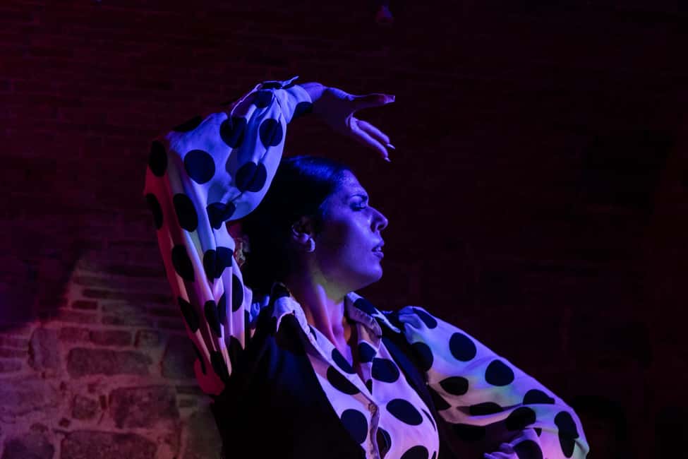 Barcelona: Espectáculo de Flamenco íntimo en Las Brujas - Why Las Brujas Flamenco Club feels different in the Gothic Quarter