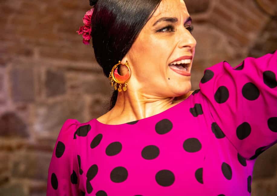 Barcelona: Espectáculo de Flamenco íntimo en Las Brujas - The 50-minute show: dance, song, and guitar with real electricity