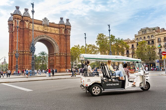 Barcelona Expert Tour with Local Guide in Eco Tuk Tuk Private - Eixample to Downtown: Plaça Catalunya and Plaça d’Espanya