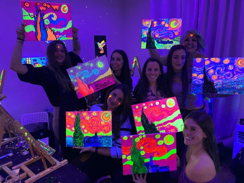 Barcelona: Fluorescent Paint and Wine Workshop - The UV studio effect: what makes it different from a regular art class