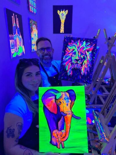 Barcelona: Fluorescent Paint and Wine Workshop - The 2-hour rhythm: what you’ll do from start to finish