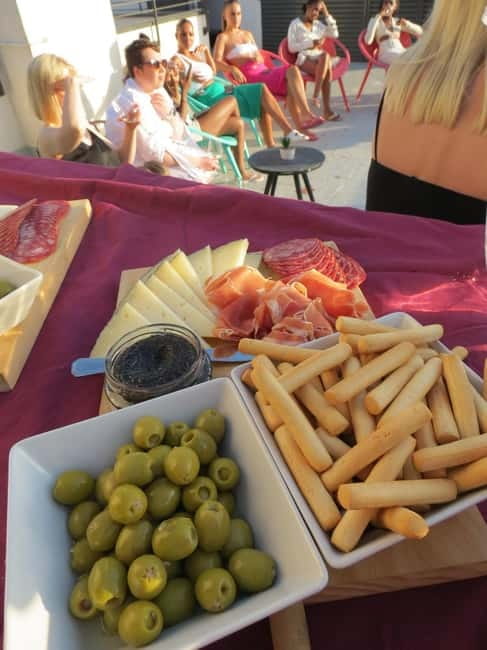 Barcelona: Fun & Unpretentious Rooftop Wine Tasting - Snacks, Music, and Pace: What the 2 Hours Feels Like