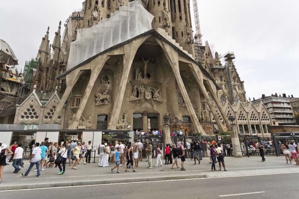 Barcelona: Go City Explorer Pass - Choose 2 to 4 Attractions - Using the App Without Losing Your Day